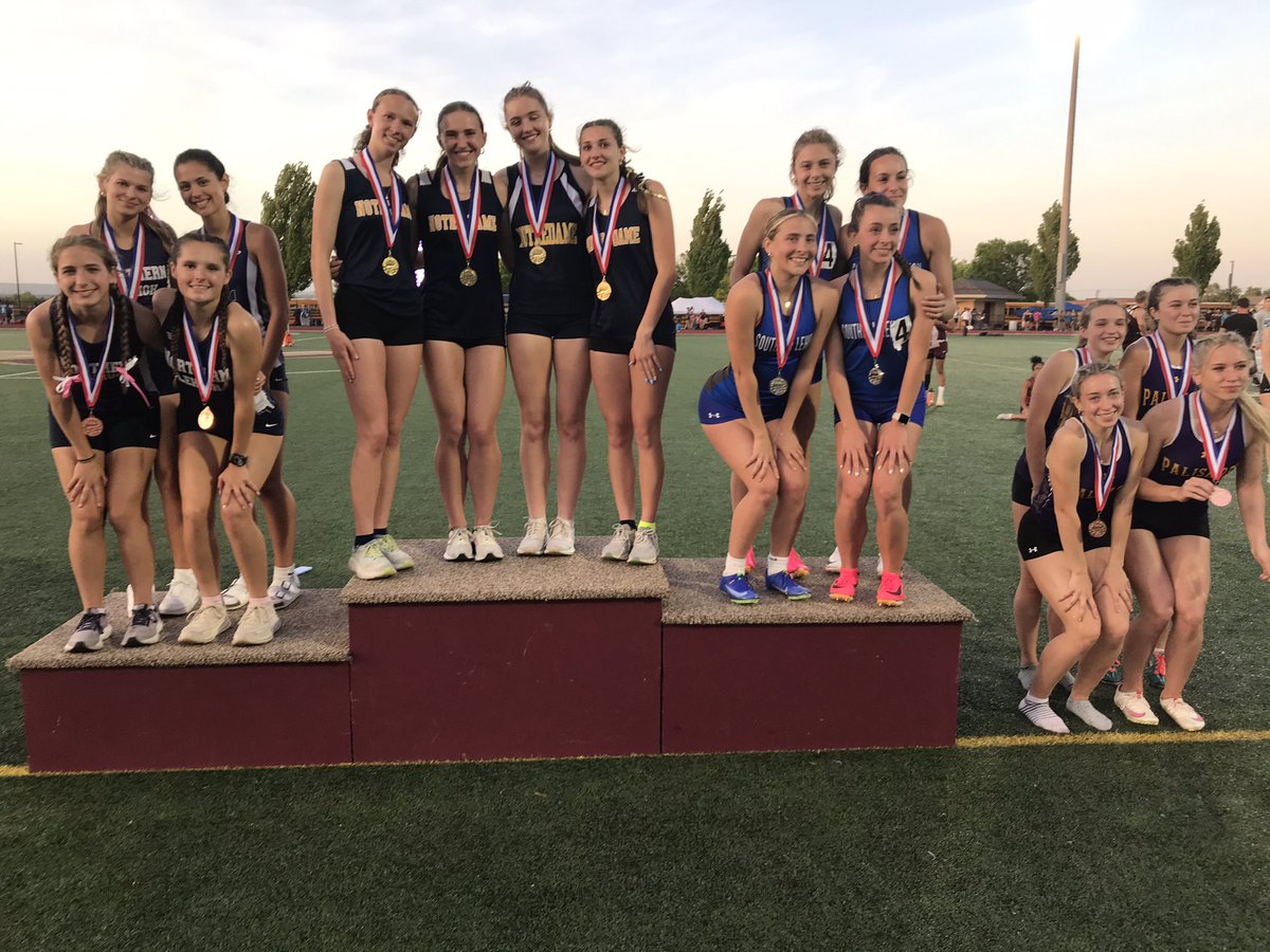 Congratulations to the girls 4x400 meter relay team of Gordon, Moffitt, Mayak and Barthold achieving the bronze medal @Colonial_League Championships. #GoBulldogs