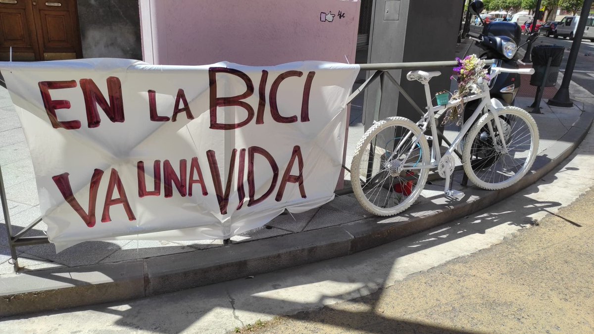 Vuelves a casa en coche, y tienes una bici delante.

El Código de Circulación dice que tienes que dejar 1,5m AL MENOS de distancia, también en ciudad.
(En el carril compartido no deberías adelantar)

En la bici va una vida.

Vía @CyclingScotland 🏴󠁧󠁢󠁳󠁣󠁴󠁿
(Auld friends we dae no forget)