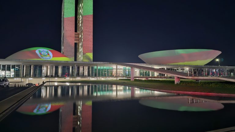 camarotedacpi's tweet image. ❤️ Congresso Nacional iluminado com as cores da bandeira do Rio Grande do Sul.

O pedido da projeção especial foi realizado pelo senador Rodrigo Pacheco (PSD)