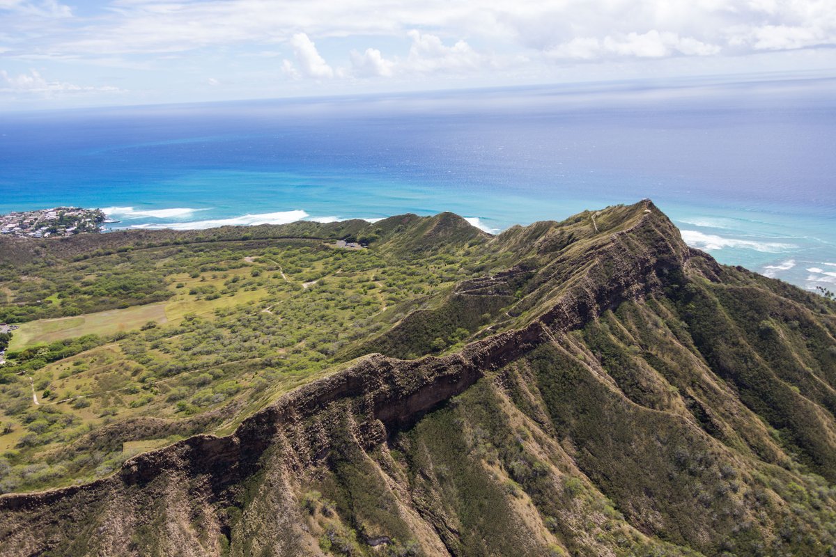 The peak of Diamond Head from a perspective that you can only get from high in the sky! Wouldn't you love to see this very famous landmark for yourself?

#diamondhead #leahi #doorsoff #helicoptertours