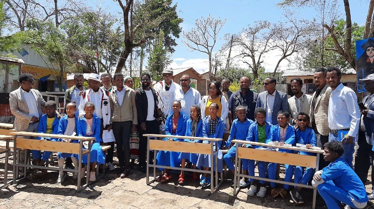 Support from @USAIDEthiopia provided desks to schools struggling to accommodate the influx of conflict-affected students. Learn about USAID’s work to ensure youth can continue their education during conflict and crisis. edu-links.org/topics/educati…