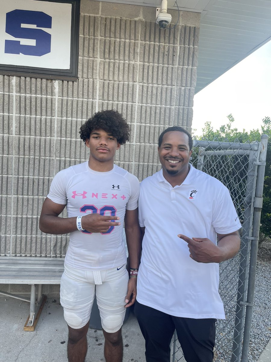 Appreciate @CoachDawkins1 for stopping by practice today🔴⚫️