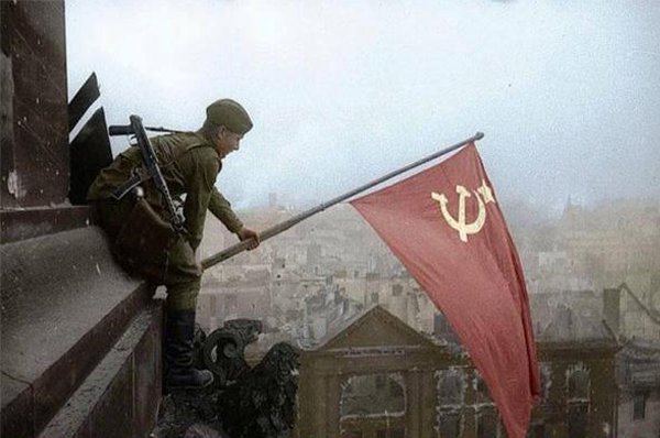 Es el Día dla Victoria. El Generalfeldmarshall Keitel firmaba la rendición incondicional d la #Alemania nazi ante el Mariscal d la URSS Zhúkov. Eran las 0.43 hrs del 9 d mayo en Moscú. Europa se deshacía del fascismo. Los pueblos de la #URSS pusieron el mayor sacrificio.