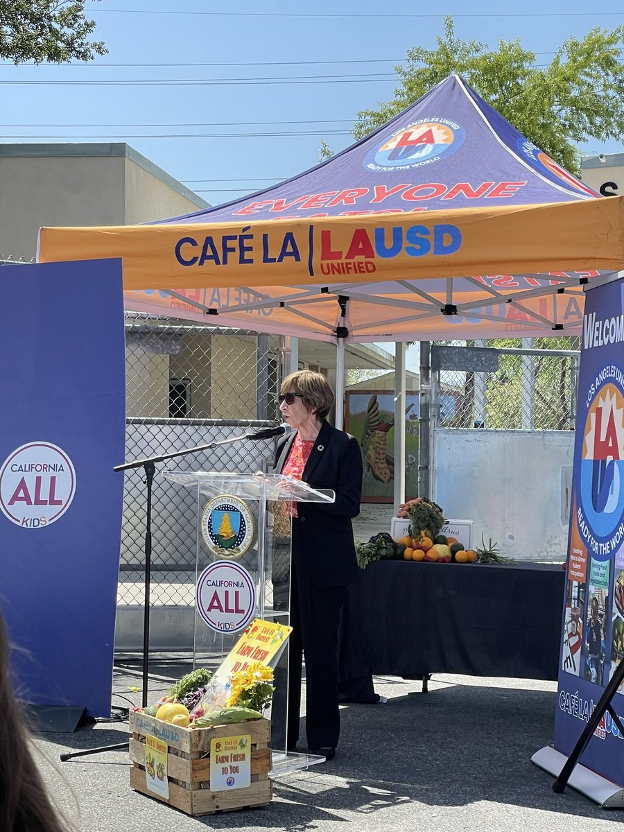 @CAFoodBanks @Ecoliteracy @NextGen_Policy @kattaylor @CDFAnews @LASchools @schoolmeals4all @TonyThurmond @CaliforniaSNA .@agsecross speaks on the partnerships, community and networks that make #SchoolMealsforAll and #FarmtoSchool possible.

CA leading the charge and transformational change to school meals!👏🏾👏🏾👏🏾