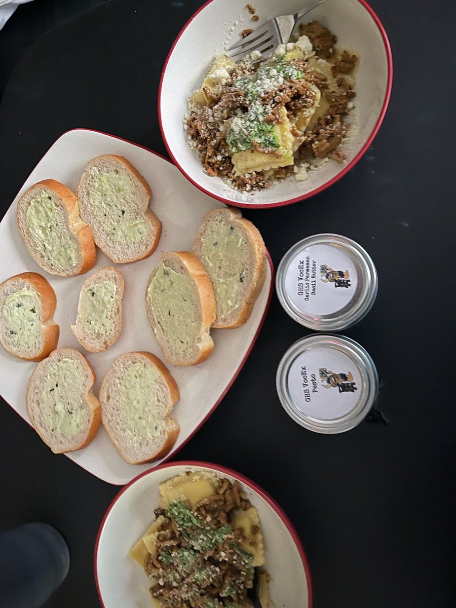 mrsbaileycole's tweet photo. Thanks to @GHSVocEx  our dinner is especially delicious tonight!!

💙🍝🧄💙 https://t.co/o86IP9IvOW