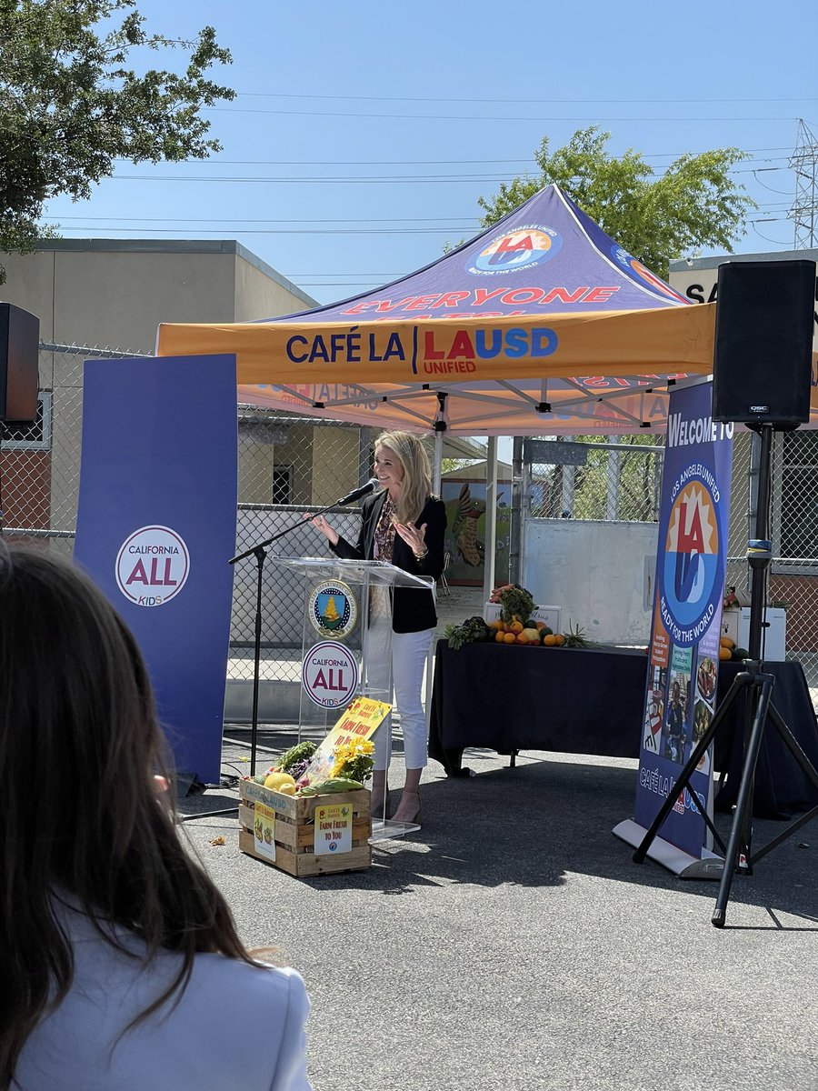 @CAFoodBanks @Ecoliteracy @NextGen_Policy @kattaylor @CDFAnews @LASchools @schoolmeals4all @TonyThurmond @CaliforniaSNA @agsecross . @JenSiebelNewsom shares how CA set the stage for #SchoolMealsforAll to be locally sourced with the freshest possible ingredients.

Thank you First Partner and @GavinNewsom for continuing to champion for children to get two healthy and nutritious meals a day!👏🏽