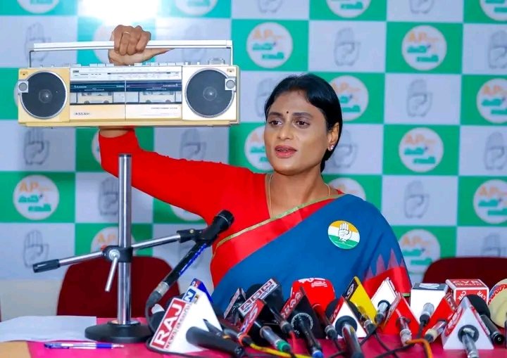 During the Telangana assembly Elections in 2023 , YS Sharmila had sent a Bag to KCR the then Chief Minister of Telangana . That wonderful gift made KCR vacate the CM's post for Revanth Reddy . Now YS Sharmila APCC President has sent a radio to Prime Minister Narendra Modi…