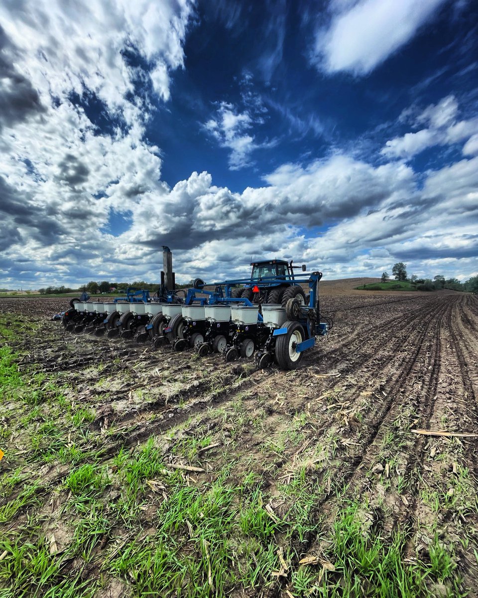 ☀️ Soaking in the sunshine as we finish out planting a soybean #profitplot 

#plant24 #plantitprofit