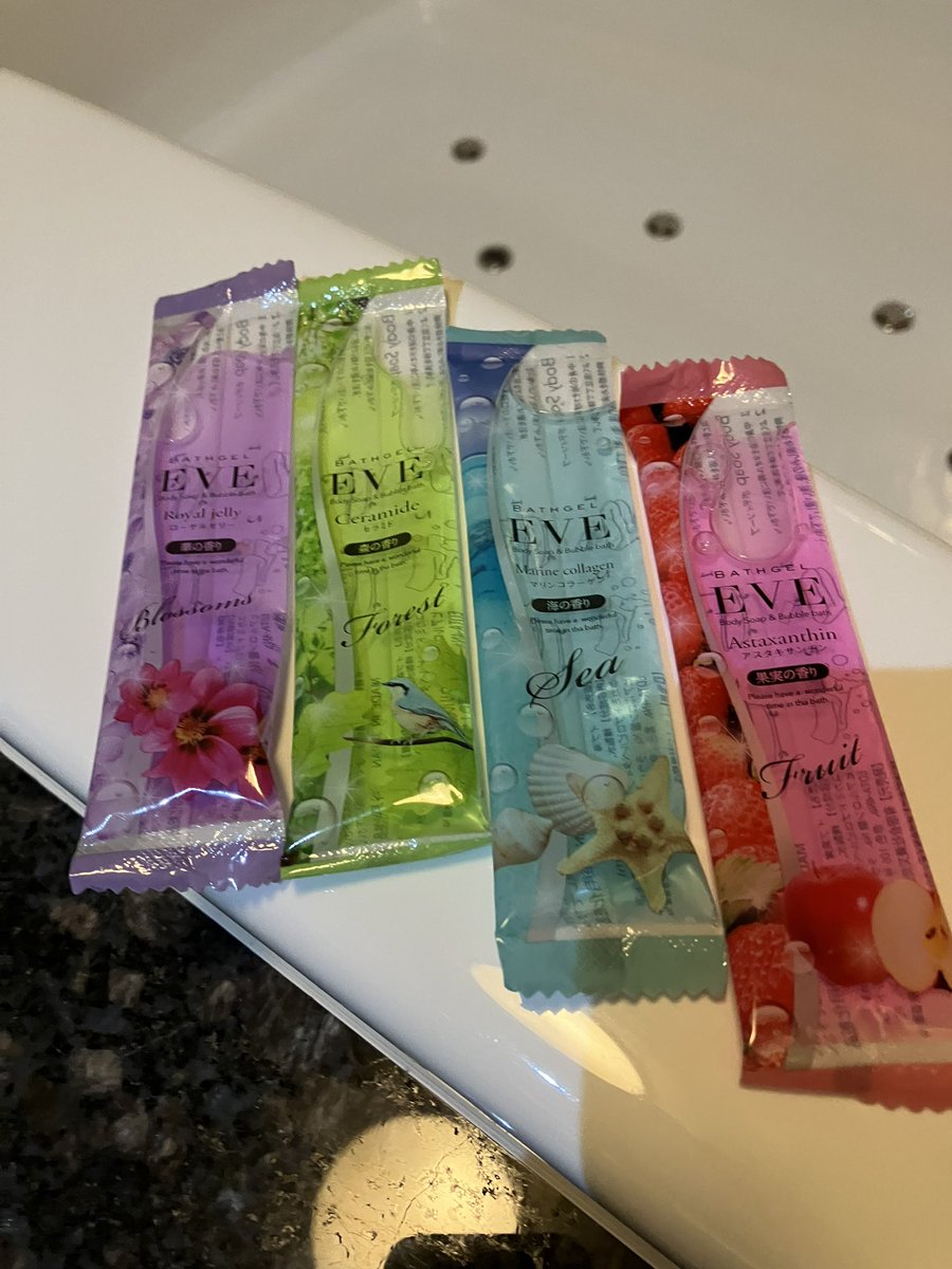 HotelTiara's tweet photo. ひぇっ…これはガチのお酒…(゚∀゚) ウチに置いとくと入浴剤にしか見えん。
←左お酒 右→入浴剤✨🧼🛁 #OSHOT https://t.co/2fQUwzbK0z