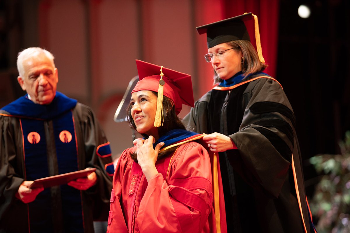 A beautiful moment captured by the amazing @USCViterbi Comms team!

#proudmentor #graduation2024 #phd #ScienceTwitter