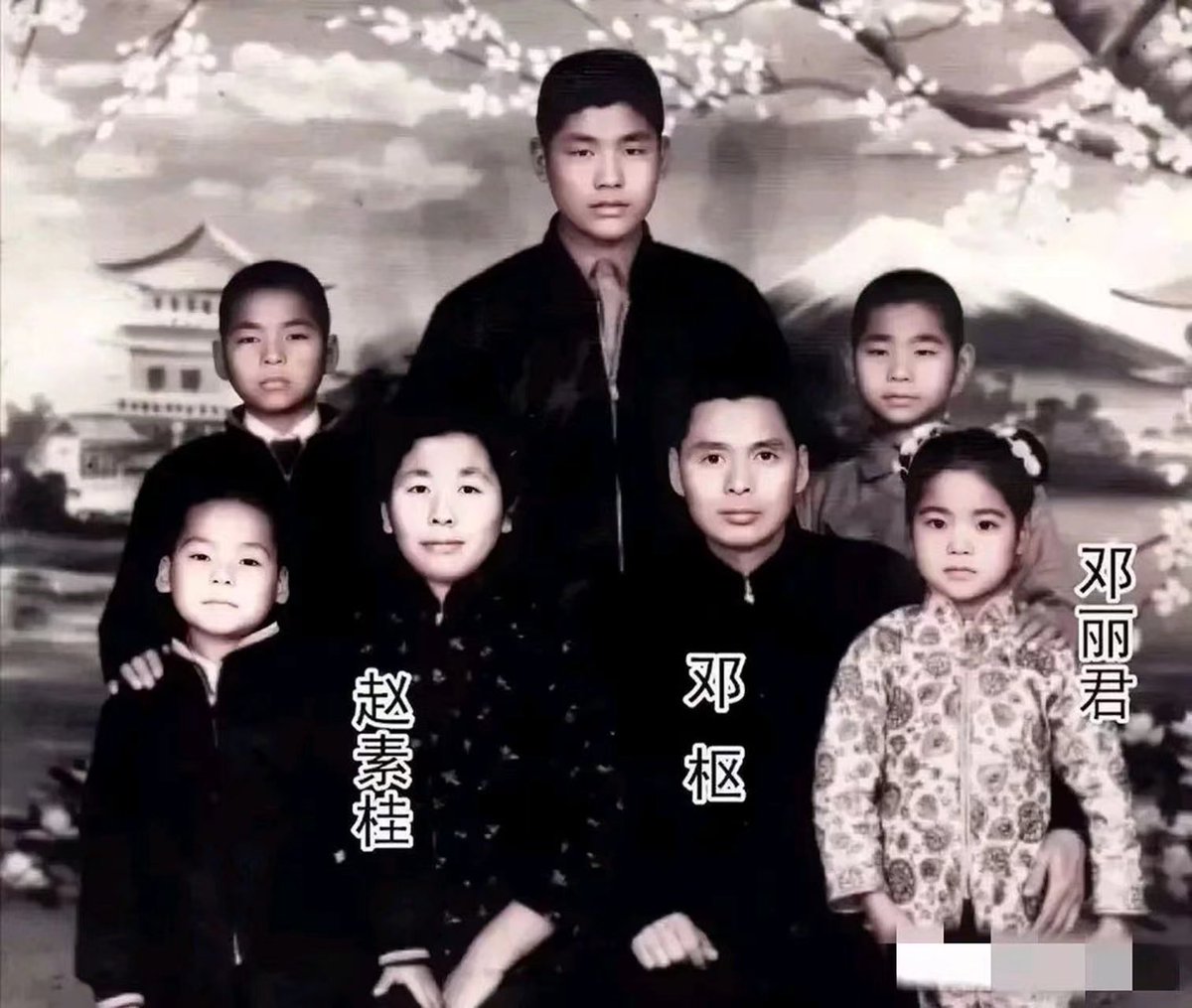 【转发，老照片】1961年，台湾眷村的一个全家福照片，照片中邓爸爸虽然毕业于黄埔军校14期，可他是军校里最普通的那个，从军十几年，一生的顶峰时期也就做到了个中尉。 邓妈妈倒出生于一个殷实的家庭，父亲曾任哈尔滨邮政局局长。…