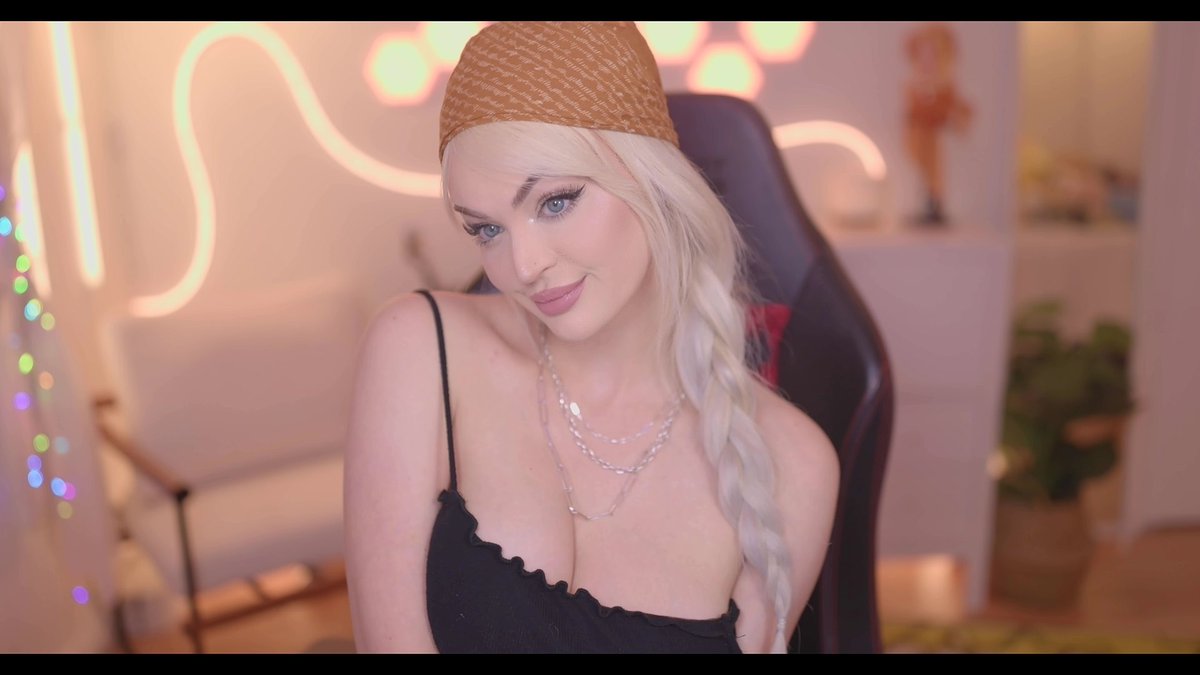 showing off the new setup :) 
twitch.tv/danielledenico…