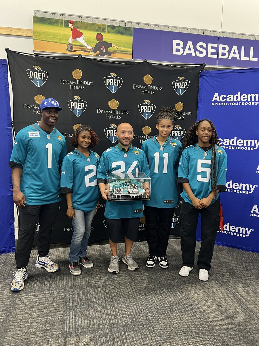 Congratulations to Tyra Pierce, Kyra Jackson, and Elyhana Perez on being selected to the <a href="/Jaguars/">Jacksonville Jaguars</a> All-Prep Team AND Coach Saoud for winning Coach of the Year!!!
#CommanderPride🔰