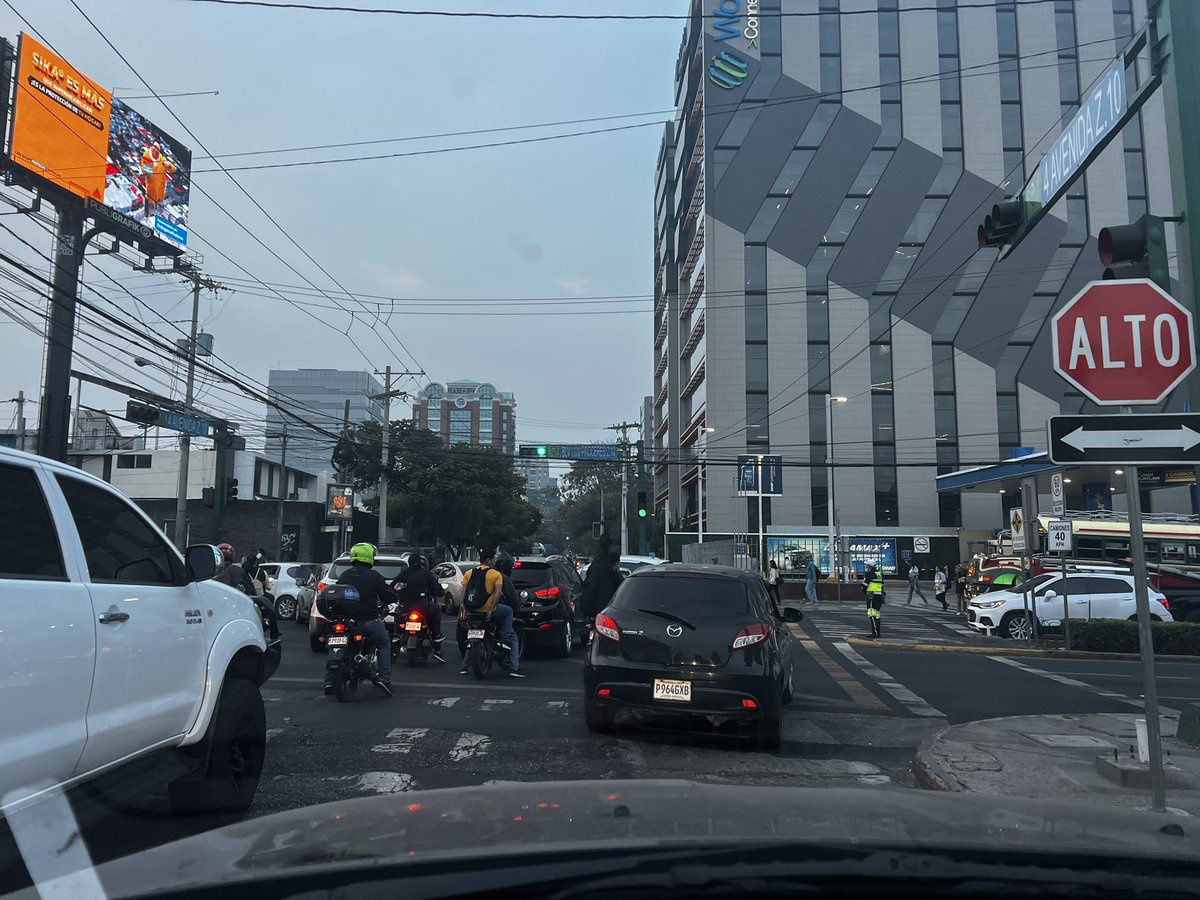 Qué lindo ver como los carros bloquean las intersecciones enfrente de un Emetra mientras él mensajea.  #TraficoGT @amilcarmontejo @muniguate