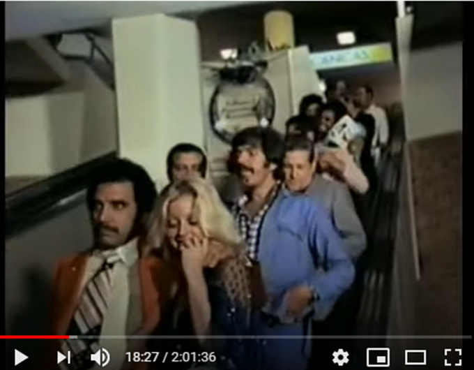 Miguel Angel Landa y 'Toco' Gomez bajando por las Escaleras Mecanicas del Hipodromo LA RINCONADA... Pelicula 'EL PEZ QUE FUMA' Año 1977