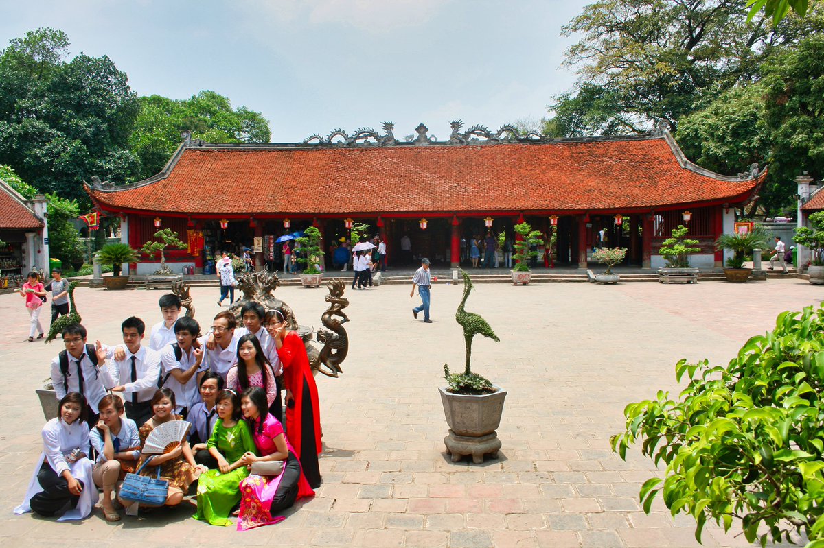 En el Templo de la Literatura de Hanoi, Vietnam 🇻🇳 en el año 2011. #alldaytraveling #amoviajar #aroundtheworld #beautifuldestinations #placestogo #letsgosomewhere #instavacation #igtraveller #igworldtrip #igglobalclub #greatphoto #hanoi #vietnam