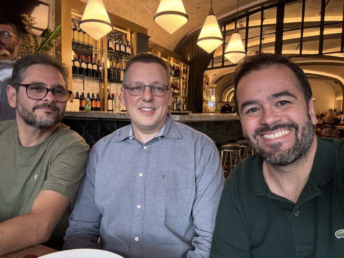 alexzaballa's tweet image. Brazilian crew at the @oracleace dinner #Blueprint4D