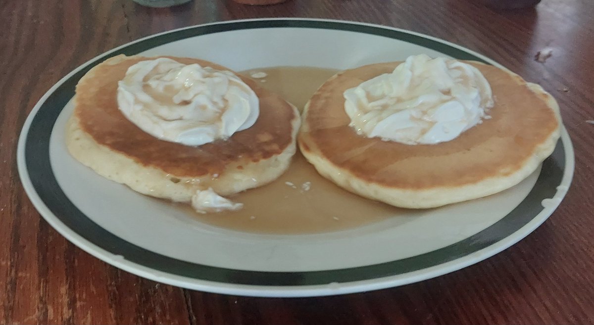 I posted this on my clock parody/rp account but look at these gorgeous pancakes I jusf made