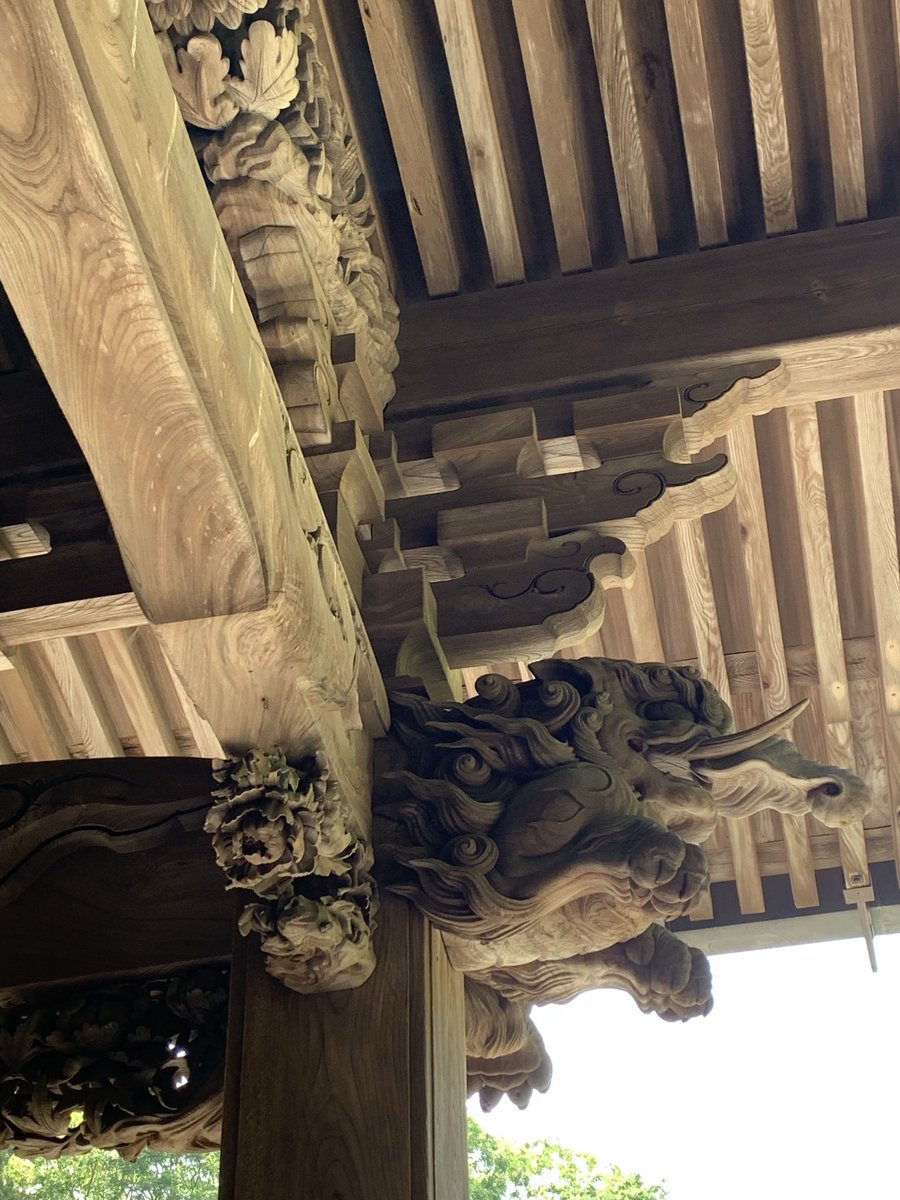 お散歩百景、大町の妙本寺。鎌倉殿の13人でも登場した比企氏を弔う為に屋敷跡に1260年に建てられたお寺です。山に抱かれるような階段や静かな境内。鎌倉で珍しく雪が積もった時は子供達がこの坂道でソリ遊びをしたって言ってた☺️悲劇の場ですが大変良いお寺です。wikiで調べていたら、面白い逸話が→