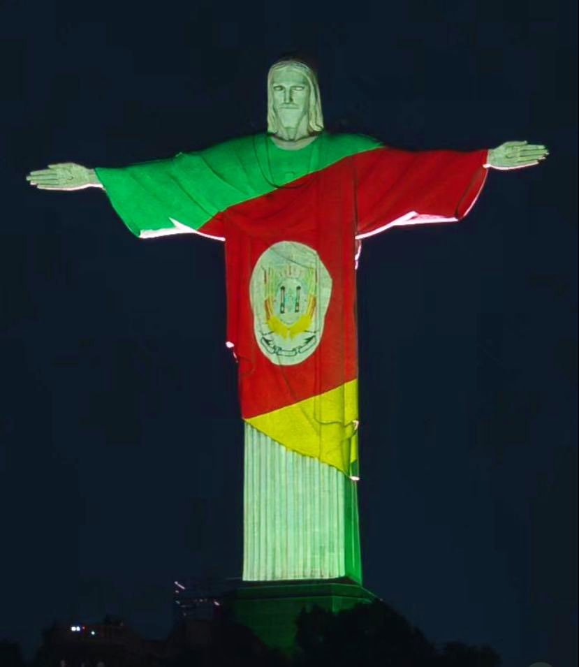 choquei's tweet photo. 🚨AGORA: Congresso Nacional é iluminado com as cores do Rio Grande do Sul e o Cristo Redentor com a bandeira estado gaúcho.

A ação é em solidariedade aos desabrigados das enchentes que já deixaram 100 mortos. https://t.co/BQI7UC2WAV