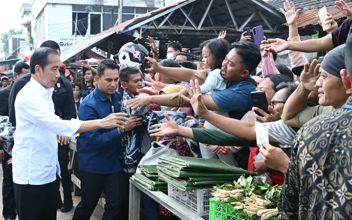 Kondisi sejumlah bahan pangan di Pasar Baru Karawang dalam keadaan baik, di antaranya harga bawang merah serta bawang putih mulai mengalami penurunan, seiring angka inflasi yang juga turun di bulan April lalu. Stok beras di Bulog pun sudah melebihi rata-rata, yaitu sekitar 1,6