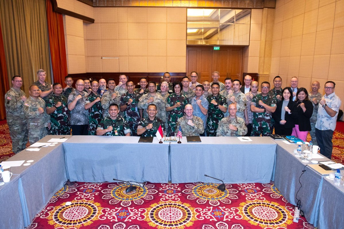🇺🇸–🇮🇩 #USINDOPACOM joins @Puspen_TNI for the Indonesia Bilateral Defense Discussions Mid-Term Review, enabling combined innovation for enhanced interoperability & training supporting mutual defense interests in the #FreeAndOpenIndoPacific. 📍 #Indonesia 📸 TSgt John Linzmeier