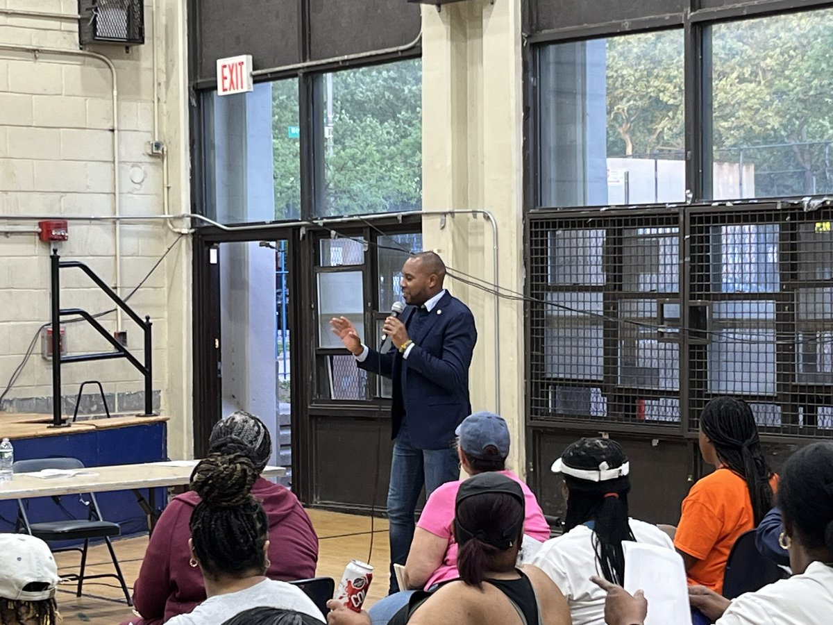 Tonight I attended NYCHA Linden Houses Tenant Association Monthly Meeting.
#PublicHousing
#NYCHA