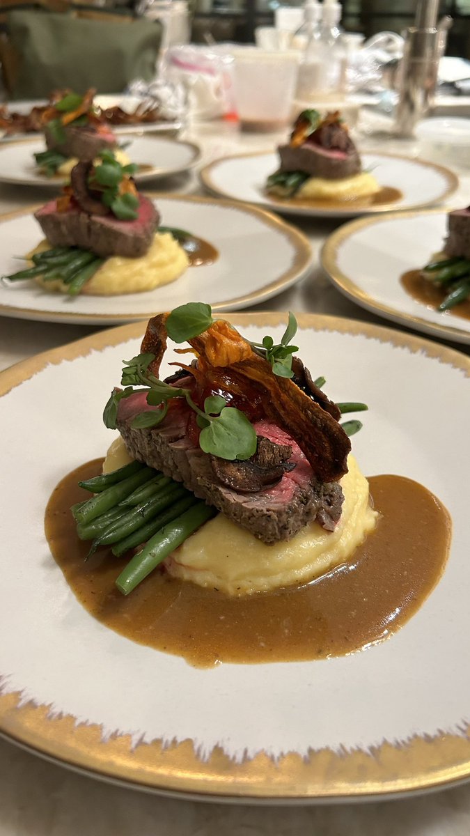 peppercorn & herb beef tenderloin smoked cheddar mashed potatoes charred honey green beans rosemary gravy pepper jam/fried carrots & mushrooms watercress