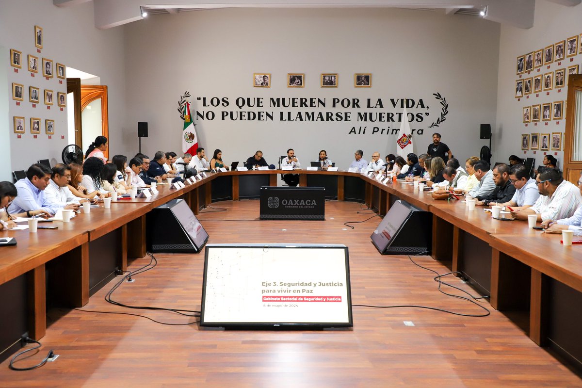 Esta mañana, trabajamos en la reunión del Gabinete de Seguridad y Justicia, dando seguimiento al Programa para el fortalecimiento de la seguridad pública de Oaxaca, junto con titulares y directivos de las diversas instituciones que integran dicho programa.