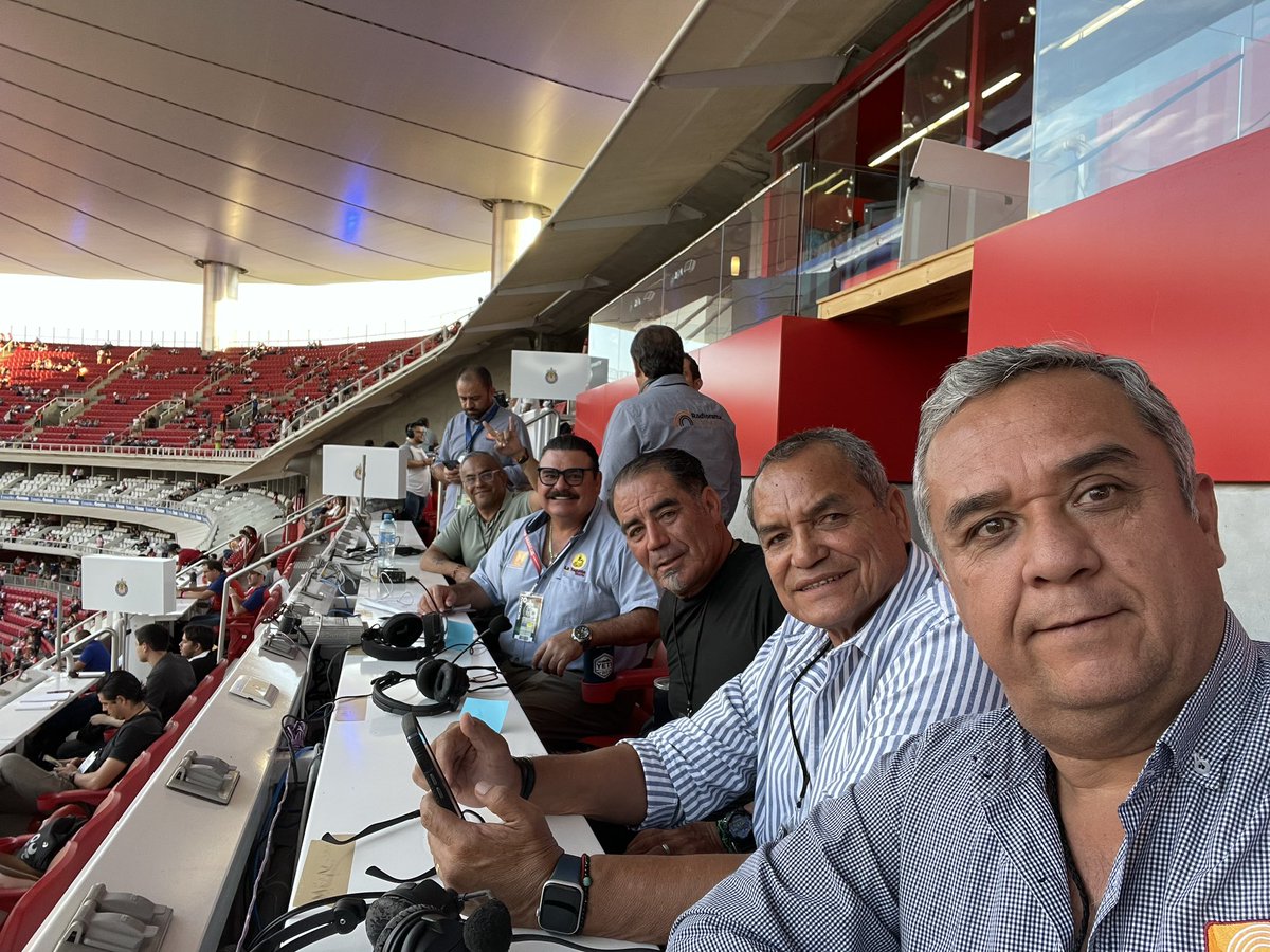 Desde el estadio más bonito de 🇲🇽 ; el @EstadioAKRON , 1/4 de Final @LigaBBVAMX juego de ida , @Chivas 🆚 @TolucaFC por ; @@Latapatia1035FM ,@fm_guadalajara , con @demegar ,@DTPacoRamirez , @m8am