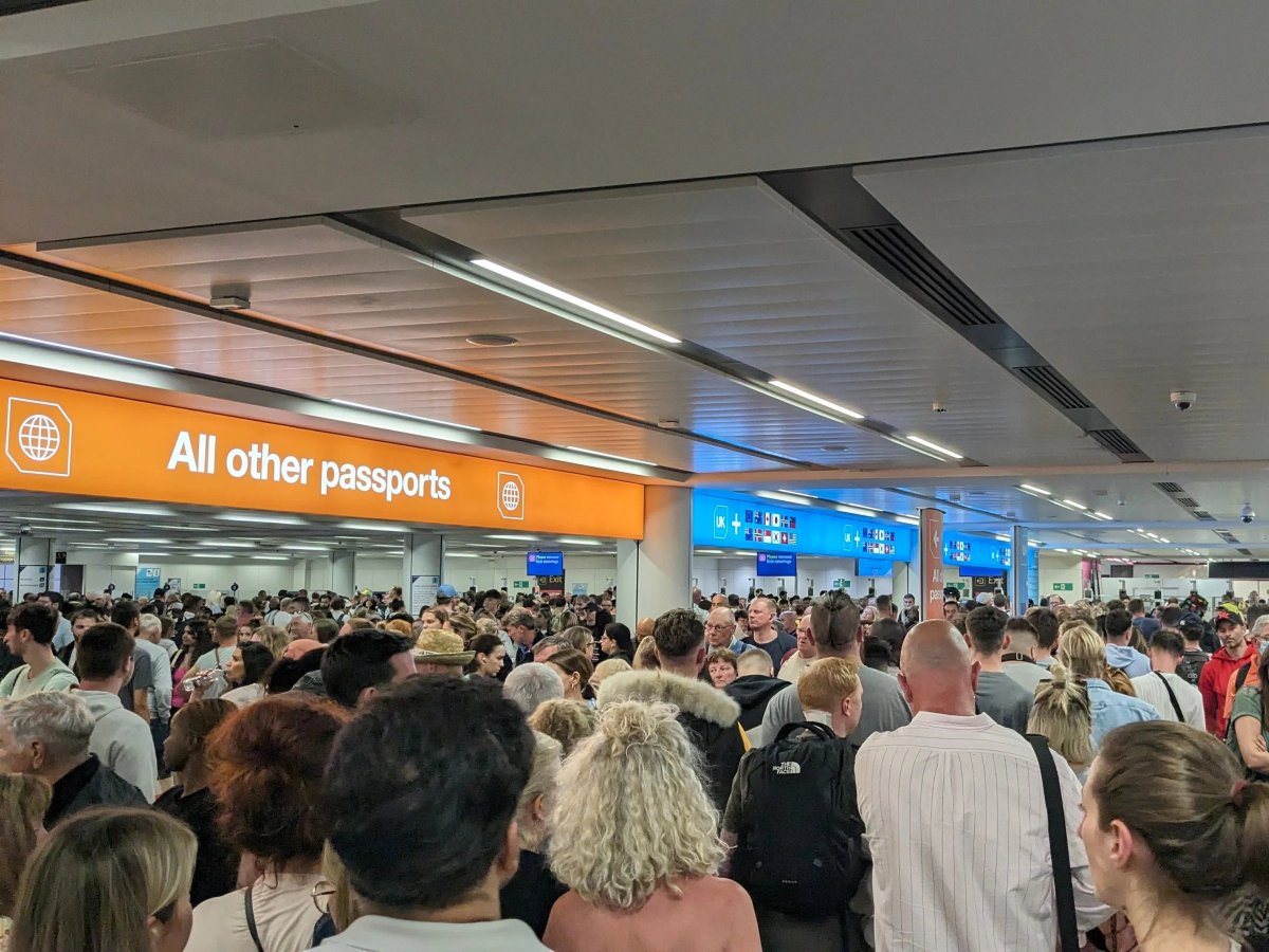 senguptacanada's tweet photo. Passengers were stuck for hours in #sweaty, #stifling corridors at #Britain's busiest #airports as #passport systems crashed. https://t.co/h8pMQNrvj1