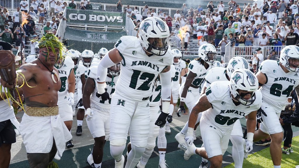 After a great conversation with @ursua05 I am blessed to announce that I have received an offer from the University of Hawaii! 🤙🏾#BRADAHHOOD #GodIsGood 🙏🏽