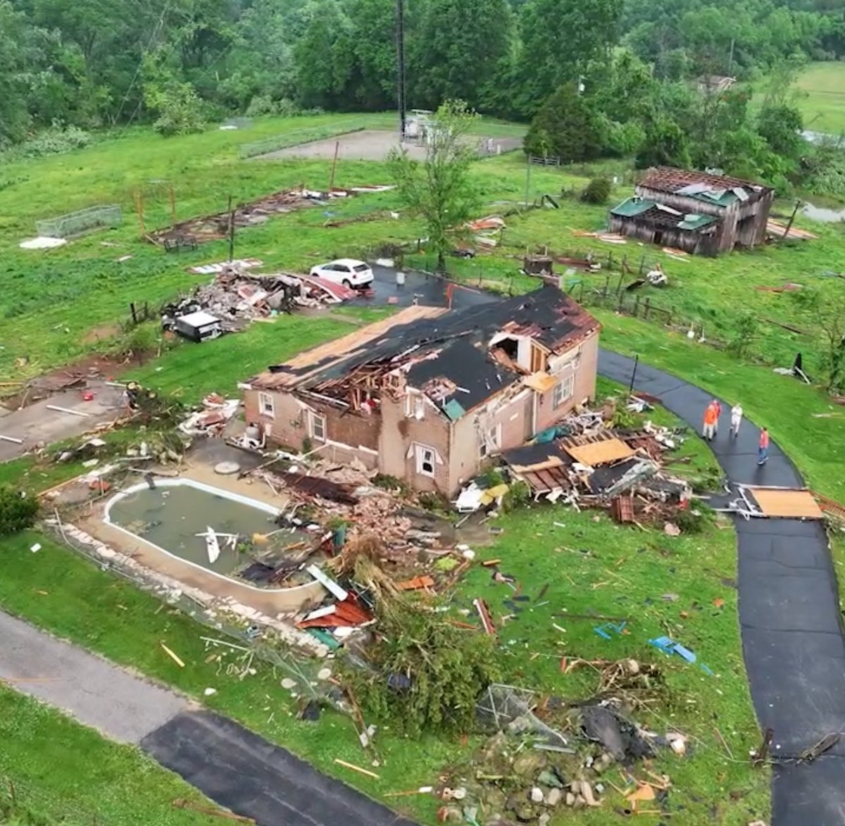 Homes damaged near #columbia Tennessee from a tornado that crossed over I-65 south of Nashville. #tornado