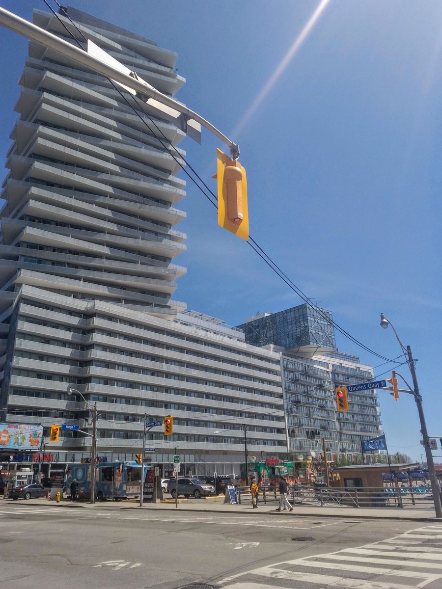 Walk on Water 🚣‍♀️⛱️

📸: Harbourfront West ☀️

#water #harbourfront #harbour #architecture #condos #luxury #buildings #toronto #ontario #canada #east #skyscrapers #realestate #wednesday #may