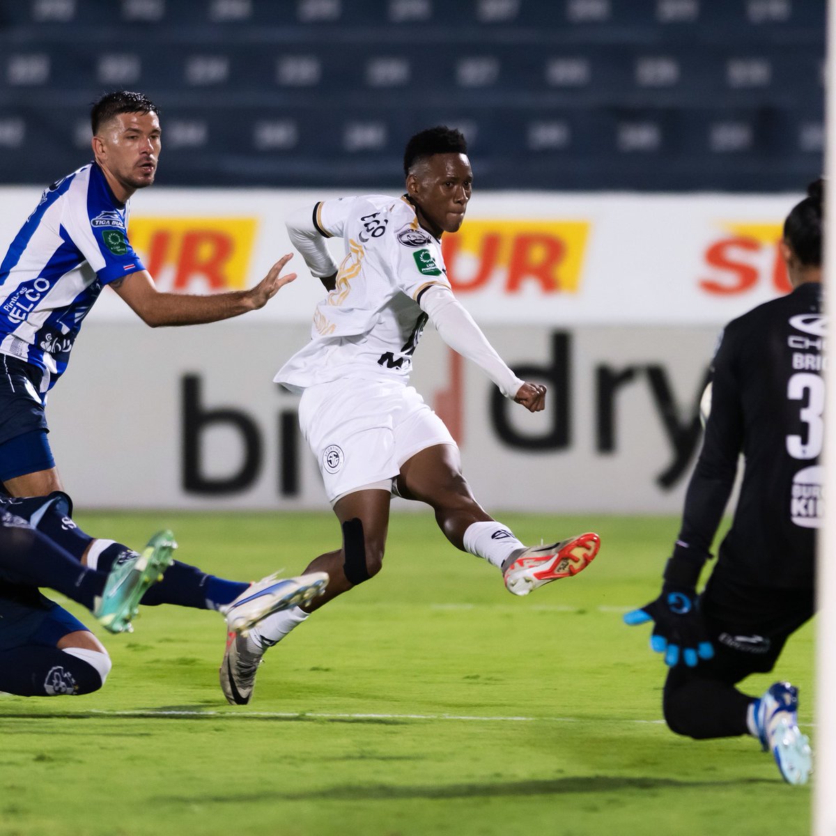 ⏱️Finaliza el primer tiempo 

CSC 0-1 SFC

#SomosSporting #SomosPuraVida