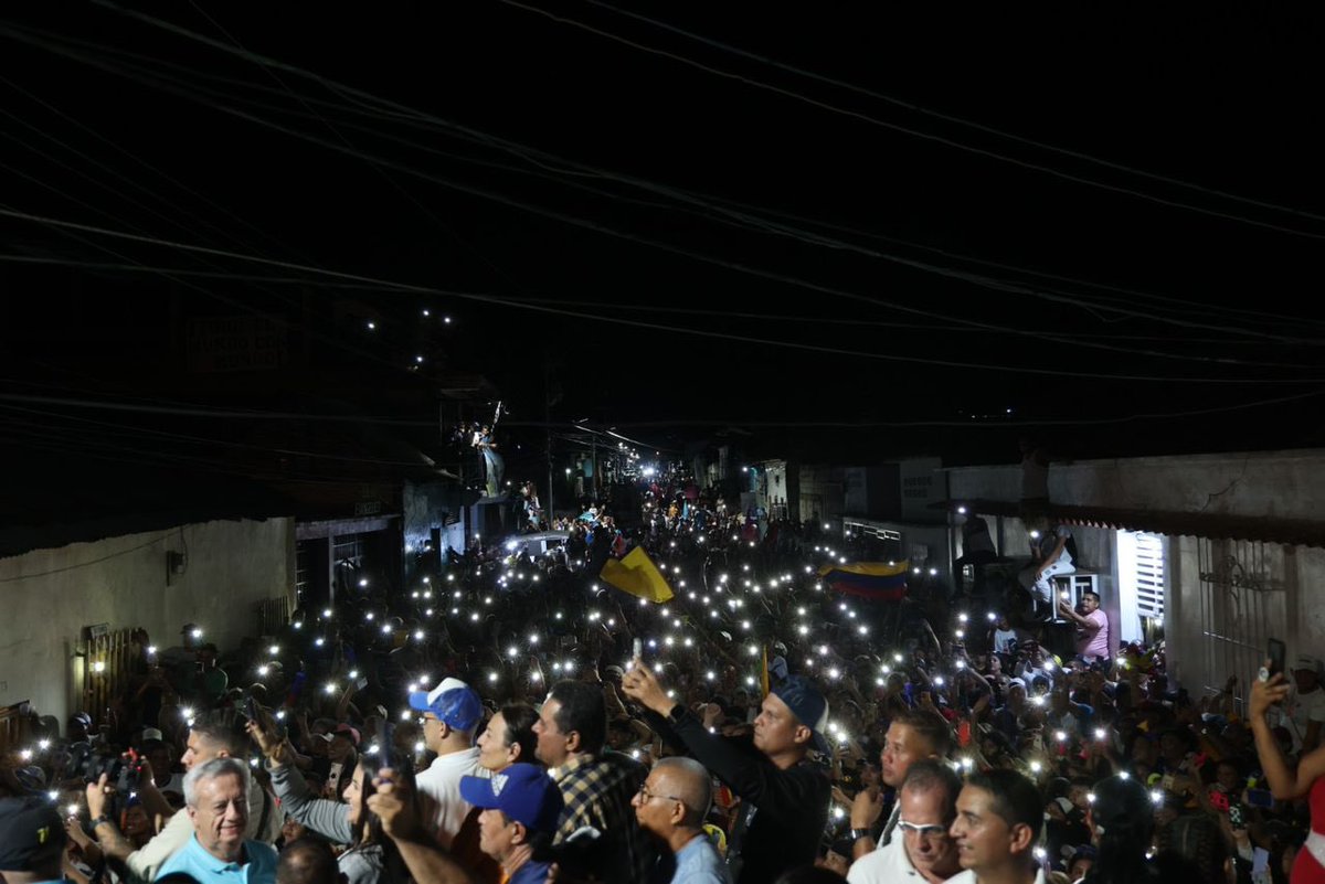 ¡No hay forma de poner esto en palabras! Así de grande y valiente es #Trujillo. Nos volveremos a ver pronto, Sabana de Mendoza. De aquí a la libertad. El #28Jul Venezuela, junto a @MariaCorinaYA, vota por @EdmundoGU. 🇻🇪🇻🇪🇻🇪