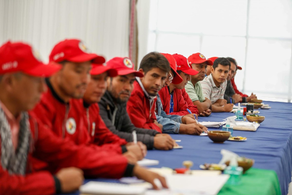 Hoy nos reunimos con las y los hermanos del Movimiento de los Trabajadores Campesinos e Indígenas Sin Tierra de Bolivia MST-B. Escuchamos sus preocupaciones, propuestas y coincidimos en la importancia de seguir avanzando en la seguridad con soberanía alimentaria, así como