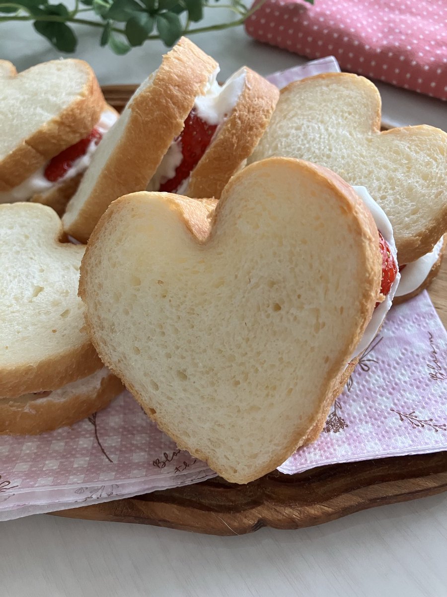 今日のパン作り🍞🫧
◽️ハートの苺サンド🍓

ハートの型を使って作りました😊
🍓×💗に(  ´͈ ᵕ `͈ )♡♡

#朝食
#手作りパン
#コッタ