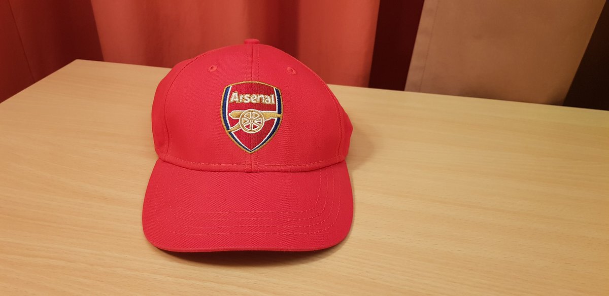 Ada manfaatnya. Di saat berada di puncak klasemen liga Inggris, memakai topi Arsenal ini ada gunanya. Tadi malam, saat bingung cari alamat tempat penginapan, saya tanya seseorang. Sangat bersemangat, ia menjelaskan di mana hotel yg saya cari. Ternyata ia fans berat Arsenal. 🤩