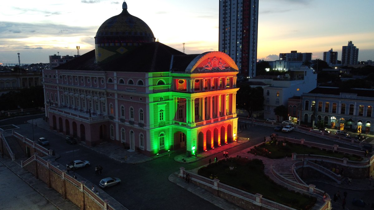 O Teatro Amazonas foi iluminado com as cores da bandeira do Rio Grande do Sul em solidariedade às vítimas das enchentes 💚💛❤️