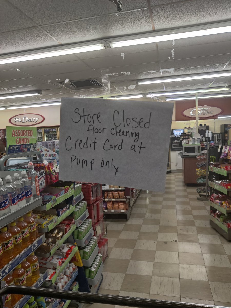 Floors are clean and dry yet cumbies refuses to open. Poor management. @cumberlandfarms #cumberlandfarms #cumberlandfarmssucks