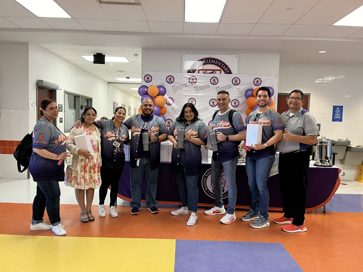 ESerna_PK8's tweet photo. MRE Teachers, we are your biggest fans!! Wednesday line up: breakfast treat, MRE tumbler cup, de-stress activity, & papas locas w/ tea during lunch!! Grand slam!! ๐๐ฆ๐งก #TeamSISD #learnlikeaCHAMP #teachlikeaCHAMP #TeacherAppreciateWeek https://t.co/LT0JEQQM28