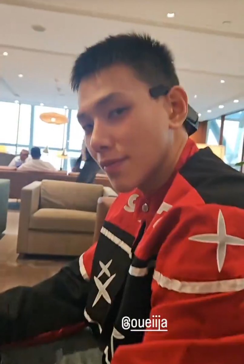 crushon9x's tweet image. แล้วพี่อู๋ในกล้องนอรก้คือหล่อตาแตกตลอดมาและตลอดไปจริงๆ ㅠㅠㅠ ฮืออออ จังหวะหันมายักคิ้วคือ 😭💖 หล่อเกินนน ตื่นมาเจอคนอวดแฟนแต่เช้าเรย น่ารักง่าแงง 🫠 เดินทางปลอดภัยค้าบคนเก่งท้างสองง ! 🤲🏻🤍

𐙚 °。#ต้าห์อู๋ออฟโรด #DaouOffroad 𓇼