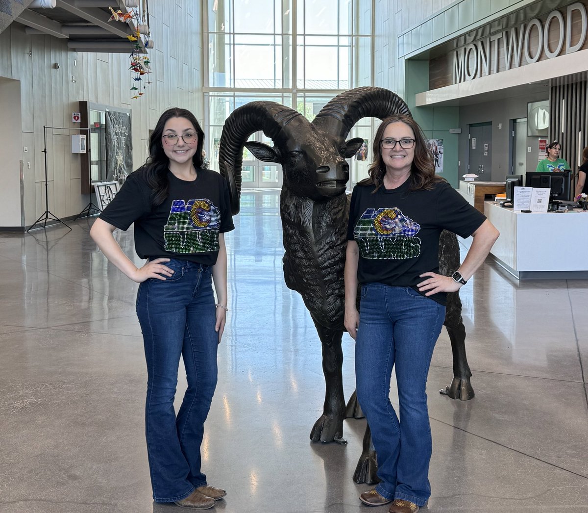Twin with a Teacher for Day 3️⃣ of #TeacherAppreciateWeek @MontwoodHS! @AnaPlayer_MHS @mhs_sb @JJoseph_MHS @mhs_class_of_26