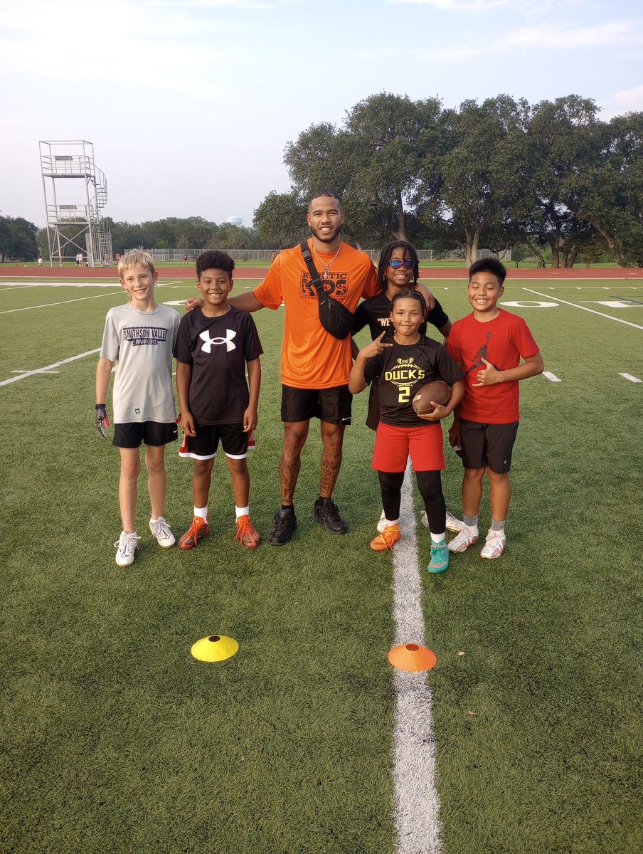 UTSA QB @thefrankharris took a min away from helping special disabilities youth and stopped by the QB/wr session rull quick! 50% dropping life nuggets& 50% talking competitive mess with the boys 💪🏾🔥🔥🏈 #MoreThanFootball