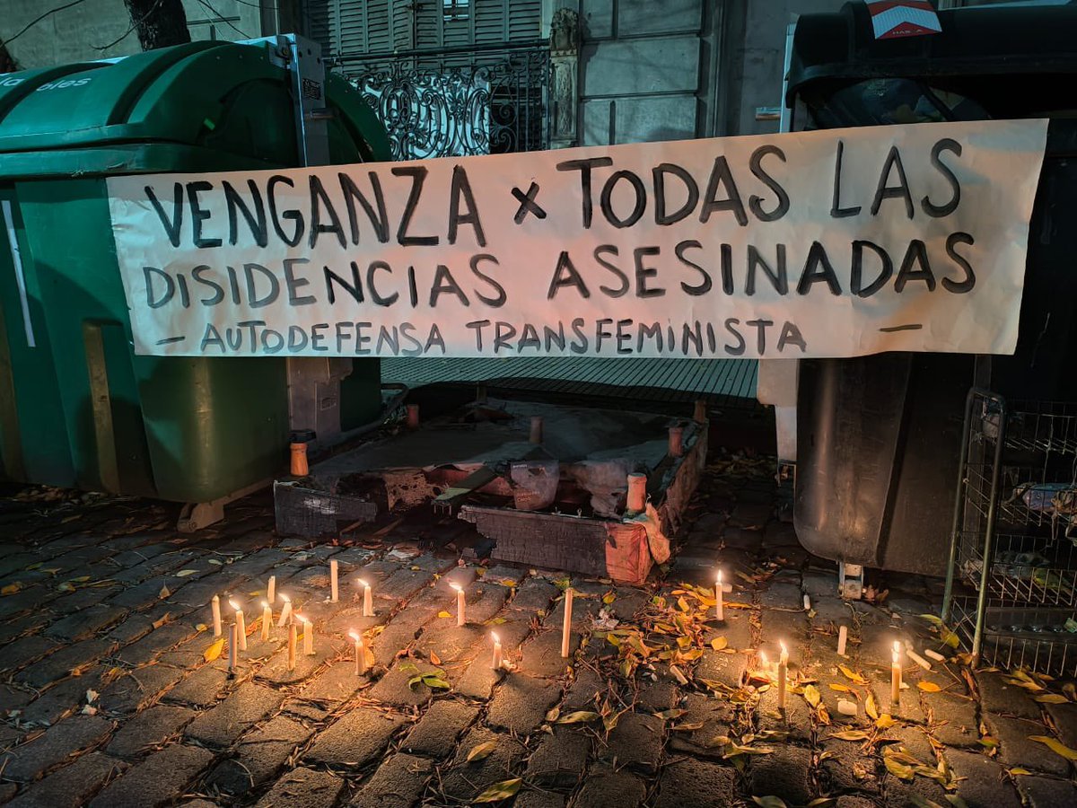 Los vecinos armaron un altar en la puerta del edificio donde vivían las lesbianas atacadas en Barracas.

Dejaron como recuerdo el colchón donde ambas dormían.