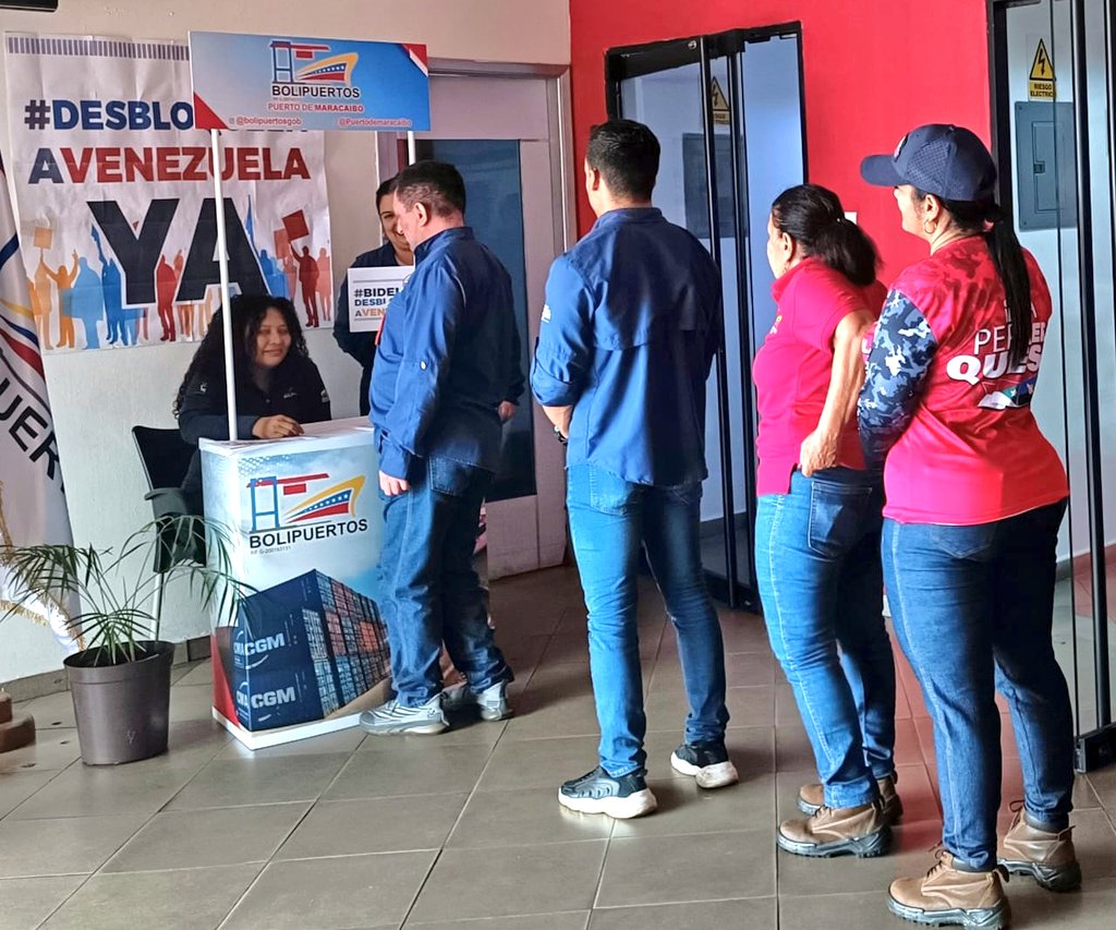 #BolipuertosInforma Trabajadores de Bolivariana de Puertos recolectaron firmas para exigir el cese de las sanciones contra el país. ¡Una vez más! se evidencia el compromiso de avanzar en el desarrollo de la potencialidades que tiene la Nación👏🇻🇪 #NadieDetieneAlPuebloValiente