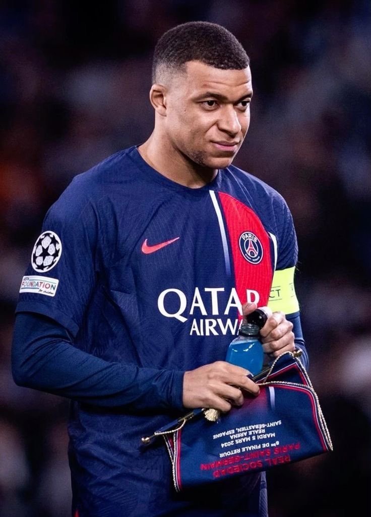 🚨🇫🇷 JUST IN: A tribute to the Parc for Mbappé on Sunday!

Provided, of course, that Luis Enrique does not deprive him of his last home dance.

Out of the question to lower his weapons in the last fifteen days of his life in Paris, he wants to win the CDF. @le_Parisien