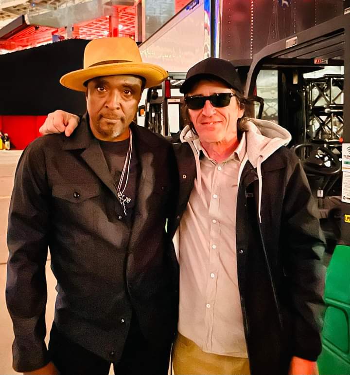 ElPirataErrante's tweet image. #WhereSIzzy He's here in 2024! (con Bernard Fowler, corista de los Stones).