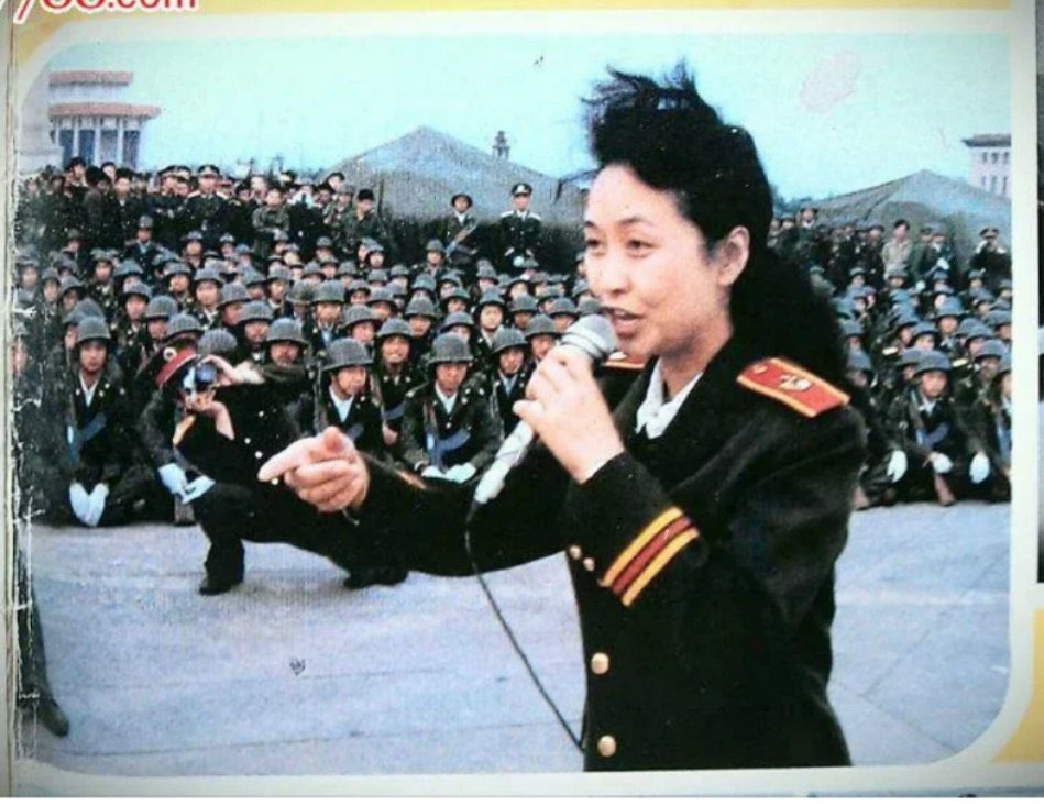 彭丽媛为杀人犯唱歌的照片 ！

1989年彭丽媛在天安门广场上，为屠杀大学生和无辜人民群众的戒严部队唱歌。